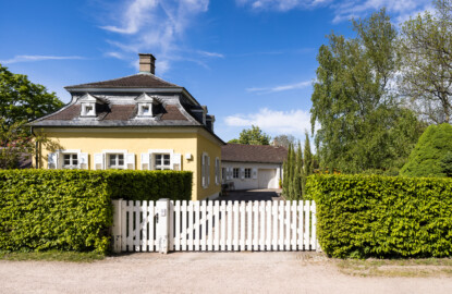 Schloss Bruchsal - Schlossgarten - Westlicher Zugang - Speierer Dragonerkaserne - Von Südwest - Blick auf das nordwestliche Haus der Kaserne mit dem Viertelbogen (aufgenommen im Mai 2021, am späten Nachmittag) Schloss Bruchsal - Schlossgarten - Westlicher Zugang - Speierer Dragonerkaserne - Von Südwest - Blick auf das nordwestliche Haus der Kaserne mit dem Viertelbogen (aufgenommen im Mai 2021, am späten Nachmittag)