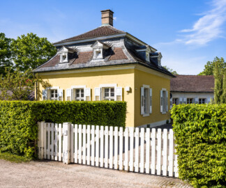 Schloss Bruchsal - Schlossgarten - Westlicher Zugang - Speierer Dragonerkaserne - Von Süden - Blick auf das nordwestliche Haus der Kaserne mit dem Viertelbogen (aufgenommen im Mai 2021, am späten Nachmittag)