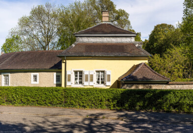 Schloss Bruchsal - Schlossgarten - Westlicher Zugang - Speierer Dragonerkaserne - Von Nordwesten - Blick von der Schwetzinger Straße auf das nordwestliche Haus der ehemaligen Dragonerkaserne mit dem Viertelbogen (aufgenommen im Mai 2021, am späten Nachmittag) Schloss Bruchsal - Schlossgarten - Westlicher Zugang - Speierer Dragonerkaserne - Von Nordwesten - Blick von der Schwetzinger Straße auf das nordwestliche Haus der ehemaligen Dragonerkaserne mit dem Viertelbogen (aufgenommen im Mai 2021, am späten Nachmittag)