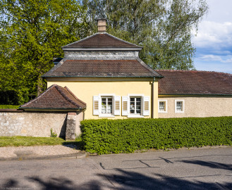 Schloss Bruchsal - Schlossgarten - Westlicher Zugang - Speierer Dragonerkaserne - Von Nordwesten - Blick von der Schwetzinger Straße auf das südwestliche Haus der ehemaligen Dragonerkaserne mit dem Viertelbogen (aufgenommen im Mai 2021, am späten Nachmittag) Schloss Bruchsal - Schlossgarten - Westlicher Zugang - Speierer Dragonerkaserne - Von Nordwesten - Blick von der Schwetzinger Straße auf das südwestliche Haus der ehemaligen Dragonerkaserne mit dem Viertelbogen (aufgenommen im Mai 2021, am späten Nachmittag)