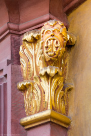 Schloss Bruchsal - Kirchenflügel - Von außen - Von Osten / Hofseite - Blick auf ein Kapitell mit Figur, rechts oben am Portal zu den ehemaligen Verwaltungsräumen (aufgenommen im Mai 2021, am späten Nachmittag) Schloss Bruchsal - Kirchenflügel - Von außen - Von Osten / Hofseite - Blick auf ein Kapitell mit Figur, rechts oben am Portal zu den ehemaligen Verwaltungsräumen (aufgenommen im Mai 2021, am späten Nachmittag)