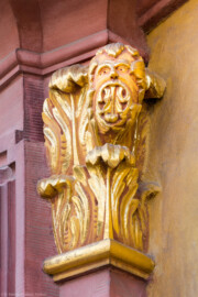 Schloss Bruchsal - Kirchenflügel - Von außen - Von Osten / Hofseite - Blick auf ein Kapitell mit Figur, rechts oben am Portal zu den ehemaligen Verwaltungsräumen (aufgenommen im Mai 2021, am späten Nachmittag)