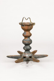 Städtisches Museum Bruchsal - Schloss Bruchsal - Hauptbau / Corps de Logis - Magazin - Teil aus einem Satz jüdischer Kultgeräte, teils aus Bronze; hier: Fragment einer Sabbatampel mit sechsstrahligem Lichterstern (Inv.Nr. 39.108; unklare Herkunft, vermutlich aus privatem Haushalt, möglicherweise aus der Bruchsaler Huttenstraße) (aufgenommen im Mai 2021, am frühen Nachmittag) Städtisches Museum Bruchsal - Schloss Bruchsal - Hauptbau / Corps de Logis - Magazin - Teil aus einem Satz jüdischer Kultgeräte, teils aus Bronze; hier: Fragment einer Sabbatampel mit sechsstrahligem Lichterstern (Inv.Nr. 39.108; unklare Herkunft, vermutlich aus privatem Haushalt, möglicherweise aus der Bruchsaler Huttenstraße) (aufgenommen im Mai 2021, am frühen Nachmittag)