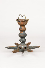 Städtisches Museum Bruchsal - Schloss Bruchsal - Hauptbau / Corps de Logis - Magazin - Teil aus einem Satz jüdischer Kultgeräte, teils aus Bronze; hier: Fragment einer Sabbatampel mit sechsstrahligem Lichterstern (Inv.Nr. 39.108; unklare Herkunft, vermutlich aus privatem Haushalt, möglicherweise aus der Bruchsaler Huttenstraße) (aufgenommen im Mai 2021, am frühen Nachmittag) Städtisches Museum Bruchsal - Schloss Bruchsal - Hauptbau / Corps de Logis - Magazin - Teil aus einem Satz jüdischer Kultgeräte, teils aus Bronze; hier: Fragment einer Sabbatampel mit sechsstrahligem Lichterstern (Inv.Nr. 39.108; unklare Herkunft, vermutlich aus privatem Haushalt, möglicherweise aus der Bruchsaler Huttenstraße) (aufgenommen im Mai 2021, am frühen Nachmittag)