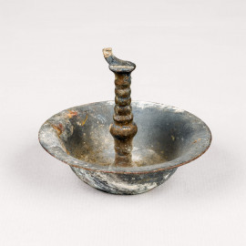 Städtisches Museum Bruchsal - Schloss Bruchsal - Hauptbau / Corps de Logis - Magazin - Teil aus einem Satz jüdischer Kultgeräte, teils aus Bronze; hier: vermutlich ein Öl-Auffangbehälter für eine Sabbatampel (Inv.Nr. 39.108; unklare Herkunft, vermutlich aus privatem Haushalt, möglicherweise aus der Bruchsaler Huttenstraße) (aufgenommen im Mai 2021, am frühen Nachmittag) Städtisches Museum Bruchsal - Schloss Bruchsal - Hauptbau / Corps de Logis - Magazin - Teil aus einem Satz jüdischer Kultgeräte, teils aus Bronze; hier: vermutlich ein Öl-Auffangbehälter für eine Sabbatampel (Inv.Nr. 39.108; unklare Herkunft, vermutlich aus privatem Haushalt, möglicherweise aus der Bruchsaler Huttenstraße) (aufgenommen im Mai 2021, am frühen Nachmittag)