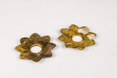 Städtisches Museum Bruchsal - Schloss Bruchsal - Hauptbau / Corps de Logis - Magazin - Teil aus einem Satz jüdischer Kultgeräte, teils aus Bronze; hier: zwei zwei Wachsauffänger / Tropfenfänger für Kerzen (Inv.Nr. 39.108; unklare Herkunft, evtl aus der ehemaligen Bruchsaler Synagoge) (aufgenommen im Mai 2021, am frühen Nachmittag) Städtisches Museum Bruchsal - Schloss Bruchsal - Hauptbau / Corps de Logis - Magazin - Teil aus einem Satz jüdischer Kultgeräte, teils aus Bronze; hier: zwei zwei Wachsauffänger / Tropfenfänger für Kerzen (Inv.Nr. 39.108; unklare Herkunft, evtl aus der ehemaligen Bruchsaler Synagoge) (aufgenommen im Mai 2021, am frühen Nachmittag)