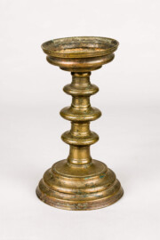 Städtisches Museum Bruchsal - Schloss Bruchsal - Hauptbau / Corps de Logis - Magazin - Teil aus einem Satz jüdischer Kultgeräte, teils aus Bronze; hier: ein einarmiger Kerzenhalter für Stumpenkerze (Inv.Nr. 39.108; unklare Herkunft, evtl aus der ehemaligen Bruchsaler Synagoge) (aufgenommen im Mai 2021, am frühen Nachmittag) Städtisches Museum Bruchsal - Schloss Bruchsal - Hauptbau / Corps de Logis - Magazin - Teil aus einem Satz jüdischer Kultgeräte, teils aus Bronze; hier: ein einarmiger Kerzenhalter für Stumpenkerze (Inv.Nr. 39.108; unklare Herkunft, evtl aus der ehemaligen Bruchsaler Synagoge) (aufgenommen im Mai 2021, am frühen Nachmittag)