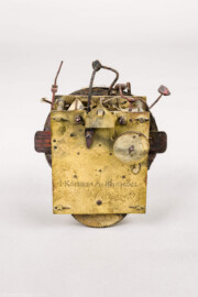 Städtisches Museum Bruchsal - Schloss Bruchsal - Hauptbau / Corps de Logis - Magazin - Rückseite eines Uhrwerks (beschädigt) mit der Inschrift "* I * Könner * A * Bruchsall *" (Uhrmacher: Johann Könner; Inv.Nr. 39.108; unklare Herkunft) (aufgenommen im Mai 2021, frühen am Nachmittag)