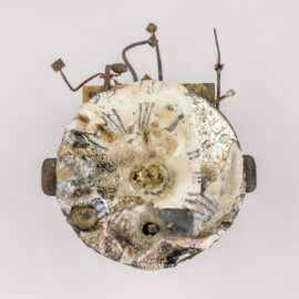 Städtisches Museum Bruchsal - Schloss Bruchsal - Hauptbau / Corps de Logis - Magazin - Vorderseite mit geschmolzenem Glas eines Uhrwerks (beschädigt) mit der Inschrift "* I * Könner * A * Bruchsall *" (Uhrmacher: Johann Könner; Inv.Nr. 39.108; unklare Herkunft) (aufgenommen im Mai 2021, am Nachmittag) Städtisches Museum Bruchsal - Schloss Bruchsal - Hauptbau / Corps de Logis - Magazin - Vorderseite mit geschmolzenem Glas eines Uhrwerks (beschädigt) mit der Inschrift "* I * Könner * A * Bruchsall *" (Uhrmacher: Johann Könner; Inv.Nr. 39.108; unklare Herkunft) (aufgenommen im Mai 2021, am Nachmittag)