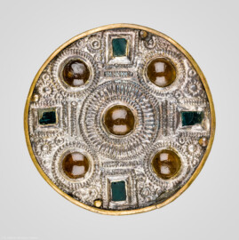 Städtisches Museum Bruchsal - Schloss Bruchsal - Hauptbau / Corps de Logis - Südlicher Raum, Bereich Merowingerzeit - Fibel (Schließe, Gewandnadel) - Grabbeigabe einer Frau der gehobenen Bevölkerungsschicht; Merowinger-/Frankenzeit, um 650 n.Chr.; Oberöwisheim 1972 (Inv.Nr. 72.5) (aufgenommen im Mai 2021, am Nachmittag) Städtisches Museum Bruchsal - Schloss Bruchsal - Hauptbau / Corps de Logis - Südlicher Raum, Bereich Merowingerzeit - Fibel (Schließe, Gewandnadel) - Grabbeigabe einer Frau der gehobenen Bevölkerungsschicht; Merowinger-/Frankenzeit, um 650 n.Chr.; Oberöwisheim 1972 (Inv.Nr. 72.5) (aufgenommen im Mai 2021, am Nachmittag)