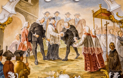 Schloss Bruchsal - Hauptbau / Corps de Logis - Beletage - Kuppelsaal - Kuppel - Kartusche in der Hohlkehle, auf der Südseite - Darstellung des feierlichen Einzugs von Franz Christoph von Hutten zum Stolzenberg in die Freie Reichsstadt Speyer (Bischofssitz des Bistums Speyer); dieser Einzug hat nie stattgefunden aufgrund des Widerstands des protestantischen Rates der Stadt (urspünglich gemalt 1752 von Johannes Zick, originalgetreu rekonstruiert 1969 von Karl Manninger, Stuck urspünglich von Johann Michael Feuchtmayer dem Jüngeren, rekonstruiert 1960 bis 1964 von Jakob und Josef Schnitzer) (aufgenommen im Mai 2021, am späten Vormittag) Schloss Bruchsal - Hauptbau / Corps de Logis - Beletage - Kuppelsaal - Kuppel - Kartusche in der Hohlkehle, auf der Südseite - Darstellung des feierlichen Einzugs von Franz Christoph von Hutten zum Stolzenberg in die Freie Reichsstadt Speyer (Bischofssitz des Bistums Speyer); dieser Einzug hat nie stattgefunden aufgrund des Widerstands des protestantischen Rates der Stadt (urspünglich gemalt 1752 von Johannes Zick, originalgetreu rekonstruiert 1969 von Karl Manninger, Stuck urspünglich von Johann Michael Feuchtmayer dem Jüngeren, rekonstruiert 1960 bis 1964 von Jakob und Josef Schnitzer) (aufgenommen im Mai 2021, am späten Vormittag)