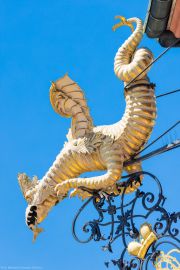 Schloss Bruchsal - Hauptbau / Corps de Logis - Von Außen - Von Norden - Blick vom Balkon der Ehrenhofseite zum südlichen Basilisk / Drachen als Zierwasserspeier (aufgenommen im Mai 2021, am späten Vormittag) Schloss Bruchsal - Hauptbau / Corps de Logis - Von Außen - Von Norden - Blick vom Balkon der Ehrenhofseite zum südlichen Basilisk / Drachen als Zierwasserspeier (aufgenommen im Mai 2021, am späten Vormittag)