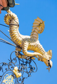 Schloss Bruchsal - Hauptbau / Corps de Logis - Von Außen - Von Süden - Blick vom Balkon der Ehrenhofseite zum nördlichen Basilisk / Drachen als Zierwasserspeier (aufgenommen im Mai 2021, am späten Vormittag) Schloss Bruchsal - Hauptbau / Corps de Logis - Von Außen - Von Süden - Blick vom Balkon der Ehrenhofseite zum nördlichen Basilisk / Drachen als Zierwasserspeier (aufgenommen im Mai 2021, am späten Vormittag)