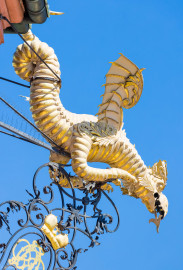 Schloss Bruchsal - Hauptbau / Corps de Logis - Von Außen - Von Süden - Blick vom Balkon der Ehrenhofseite zum nördlichen Basilisk / Drachen als Zierwasserspeier (aufgenommen im Mai 2021, am späten Vormittag) Schloss Bruchsal - Hauptbau / Corps de Logis - Von Außen - Von Süden - Blick vom Balkon der Ehrenhofseite zum nördlichen Basilisk / Drachen als Zierwasserspeier (aufgenommen im Mai 2021, am späten Vormittag)