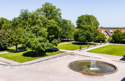 Schloss Bruchsal - Schlossterrasse, Nordseite - Von Südost - Blick vom Gartenbalkon auf die nördliche Terrasse (aufgenommen im Mai 2021, um die Mittagszeit) Schloss Bruchsal - Schlossterrasse, Nordseite - Von Südost - Blick vom Gartenbalkon auf die nördliche Terrasse (aufgenommen im Mai 2021, um die Mittagszeit)