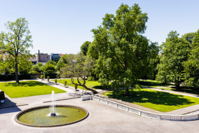 Schloss Bruchsal - Schlossterrasse, Südseite - Von Nordost - Blick vom Gartenbalkon auf die südliche Terrasse (aufgenommen im Mai 2021, am frühen Nachmittag) Schloss Bruchsal - Schlossterrasse, Südseite - Von Nordost - Blick vom Gartenbalkon auf die südliche Terrasse (aufgenommen im Mai 2021, am frühen Nachmittag)