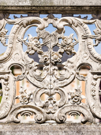 Schloss Bruchsal - Hauptbau / Corps de Logis - Von außen - Westlicher Altan (Gartenseite) - Blick vom Balkon nach Norden auf die Innenseite der Brüstung / einen Ausschnitt der Dogge (Docke, Art Geländer); (Dogge war ursprünglich in Blei gegossen; rekonstruiert ca. 1972 durch den Bildhauer Hans Volker Dursy) (aufgenommen im Mai 2021, am Nachmittag) Schloss Bruchsal - Hauptbau / Corps de Logis - Von außen - Westlicher Altan (Gartenseite) - Blick vom Balkon nach Norden auf die Innenseite der Brüstung / einen Ausschnitt der Dogge (Docke, Art Geländer); (Dogge war ursprünglich in Blei gegossen; rekonstruiert ca. 1972 durch den Bildhauer Hans Volker Dursy) (aufgenommen im Mai 2021, am Nachmittag)