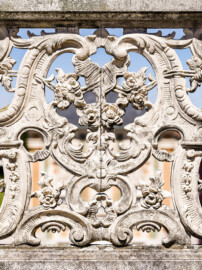 Schloss Bruchsal - Hauptbau / Corps de Logis - Von außen - Westlicher Altan (Gartenseite) - Blick vom Balkon nach Norden auf die Innenseite der Brüstung / einen Ausschnitt der Dogge (Docke, Art Geländer); (Dogge war ursprünglich in Blei gegossen; rekonstruiert ca. 1972 durch den Bildhauer Hans Volker Dursy) (aufgenommen im Mai 2021, am Nachmittag) Schloss Bruchsal - Hauptbau / Corps de Logis - Von außen - Westlicher Altan (Gartenseite) - Blick vom Balkon nach Norden auf die Innenseite der Brüstung / einen Ausschnitt der Dogge (Docke, Art Geländer); (Dogge war ursprünglich in Blei gegossen; rekonstruiert ca. 1972 durch den Bildhauer Hans Volker Dursy) (aufgenommen im Mai 2021, am Nachmittag)