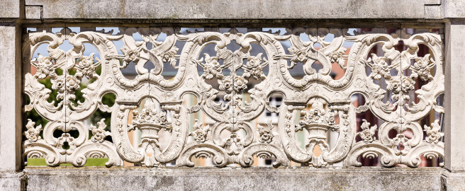 Schloss Bruchsal - Hauptbau / Corps de Logis - Von außen - Westlicher Altan (Gartenseite) - Blick vom Balkon nach Norden auf die Innenseite der Brüstung / der Dogge (Docke, Art Geländer); (Dogge war ursprünglich in Blei gegossen; rekonstruiert ca. 1972 durch den Bildhauer Hans Volker Dursy) (aufgenommen im Mai 2021, am Nachmittag) Schloss Bruchsal - Hauptbau / Corps de Logis - Von außen - Westlicher Altan (Gartenseite) - Blick vom Balkon nach Norden auf die Innenseite der Brüstung / der Dogge (Docke, Art Geländer); (Dogge war ursprünglich in Blei gegossen; rekonstruiert ca. 1972 durch den Bildhauer Hans Volker Dursy) (aufgenommen im Mai 2021, am Nachmittag)