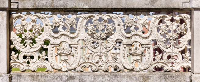 Schloss Bruchsal - Hauptbau / Corps de Logis - Von außen - Westlicher Altan (Gartenseite) - Blick vom Balkon nach Norden auf die Innenseite der Brüstung / der Dogge (Docke, Art Geländer); (Dogge war ursprünglich in Blei gegossen; rekonstruiert ca. 1972 durch den Bildhauer Hans Volker Dursy) (aufgenommen im Mai 2021, am Nachmittag) Schloss Bruchsal - Hauptbau / Corps de Logis - Von außen - Westlicher Altan (Gartenseite) - Blick vom Balkon nach Norden auf die Innenseite der Brüstung / der Dogge (Docke, Art Geländer); (Dogge war ursprünglich in Blei gegossen; rekonstruiert ca. 1972 durch den Bildhauer Hans Volker Dursy) (aufgenommen im Mai 2021, am Nachmittag)