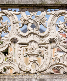 Schloss Bruchsal - Hauptbau / Corps de Logis - Von außen - Westlicher Altan (Gartenseite) - Blick vom Balkon nach Norden auf die Innenseite der Brüstung / einen Ausschnitt der Dogge (Docke, Art Geländer); (Dogge war ursprünglich in Blei gegossen; rekonstruiert ca. 1972 durch den Bildhauer Hans Volker Dursy) (aufgenommen im Mai 2021, am Nachmittag) Schloss Bruchsal - Hauptbau / Corps de Logis - Von außen - Westlicher Altan (Gartenseite) - Blick vom Balkon nach Norden auf die Innenseite der Brüstung / einen Ausschnitt der Dogge (Docke, Art Geländer); (Dogge war ursprünglich in Blei gegossen; rekonstruiert ca. 1972 durch den Bildhauer Hans Volker Dursy) (aufgenommen im Mai 2021, am Nachmittag)