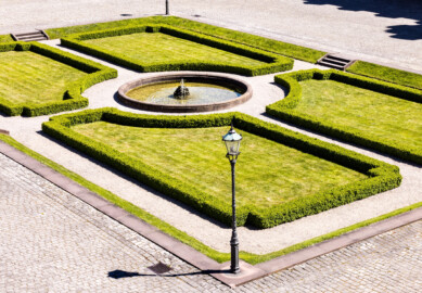 Schloss Bruchsal - Ehrenhof - Von Nordwest - Blick vom hofseitigen Altan des Hauptbaus nach unten in den Ehrenhof auf die südliche vertiefte Grünfläche mit dem Wasserbasin (aufgenommen im Mai 2021, am Nachmittag)