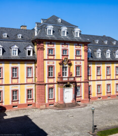 Schloss Bruchsal - Kammerflügel / Amtsgericht - Von Außen - Von Südwest - Blick vom hofseitigen Altan des Hauptbaus auf den Mittelrisalit des Kammerflügels / des Amtsgerichts (aufgenommen im Mai 2021, am späten Nachmittag)