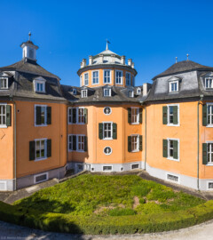 Waghäusel - Eremitage - Von Außen - Von Südost - Blick vom Dachgeschoss des nordöstlichen Kavaliersbaus (dem "Gardebau") auf den Zentralbau, die Flügelanbauten, das Mansarddach und das Kuppelgeschoss (aufgenommen im Juni 2021, am Vormittag)
