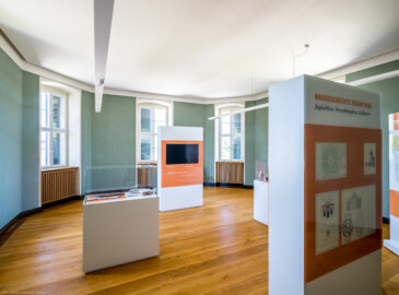 Waghäusel - Eremitage - Hauptbau - Von Innen - 1. Obergeschoss - Museum - Blick in Themenraum "Geschichte der Eremitage - Von der Schlossanlage zum Kulturdenkmal" (aufgenommen im Juni 2021, um die Mittagszeit)