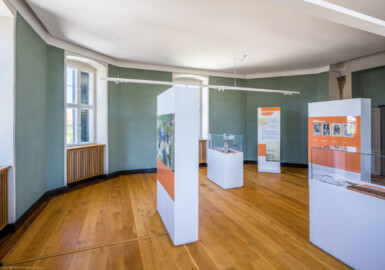 Waghäusel - Eremitage - Hauptbau - Von Innen - 1. Obergeschoss - Museum - Blick in Themenraum "Geschichte der Eremitage - Von der Schlossanlage zum Kulturdenkmal" (aufgenommen im Juni 2021, um die Mittagszeit)