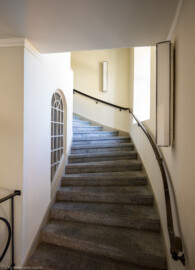 Waghäusel - Eremitage - Hauptbau - Von Innen - Treppe zum 1. Obergeschoss - Von Süden - Blick vom Treppenabsatz nach Norden auf die Treppe (aufgenommen im Juni 2021, am Nachmittag)