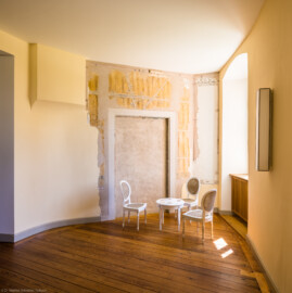 Waghäusel - Eremitage - Hauptbau - Von Innen - Erdgeschoss - Halle - Blick auf eine Szene mit einem Spieltisch sowie auf die freigelegte Malereien von Giovanni Francesco Marchini (aufgenommen im Juni 2021, am Nachmittag) Waghäusel - Eremitage - Hauptbau - Von Innen - Erdgeschoss - Halle - Blick auf eine Szene mit einem Spieltisch sowie auf die freigelegte Malereien von Giovanni Francesco Marchini (aufgenommen im Juni 2021, am Nachmittag)