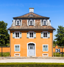 Waghäusel - Eremitage - Von Außen - Von Südwest - Blick vom Erdgeschoss des Zentralbaus auf den nordöstlichen Kavalierspavillon, den "Gardebau" (aufgenommen im Juni 2021, am Nachmittag)
