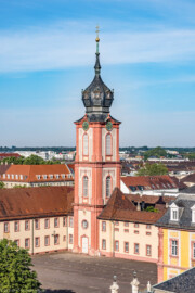 Schloss Bruchsal - Kirchturm - Von Außen - Von Nordost - Blick von der Plattform des Kanzleibaus auf den  Kirchturm der Hofkirche, links der Seminarbau, rechts der "Finstere Gang", ganz rechts die Ostseite der Hofkirche (aufgenommen im Juni 2021, am Vormittag)