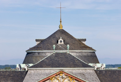 Schloss Bruchsal - Hauptbau / Corps de Logis - Von Außen - Von Osten - Von Oben - Blick von der Plattform des Kanzleibaus auf das Kuppeldach des Hauptbaus (aufgenommen im Juni 2021, am Vormittag) Schloss Bruchsal - Hauptbau / Corps de Logis - Von Außen - Von Osten - Von Oben - Blick von der Plattform des Kanzleibaus auf das Kuppeldach des Hauptbaus (aufgenommen im Juni 2021, am Vormittag)