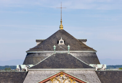 Schloss Bruchsal - Hauptbau / Corps de Logis - Von Außen - Von Osten - Von Oben - Blick von der Plattform des Kanzleibaus auf das Kuppeldach des Hauptbaus (aufgenommen im Juni 2021, am Vormittag) Schloss Bruchsal - Hauptbau / Corps de Logis - Von Außen - Von Osten - Von Oben - Blick von der Plattform des Kanzleibaus auf das Kuppeldach des Hauptbaus (aufgenommen im Juni 2021, am Vormittag)