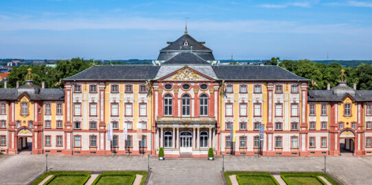 Schloss Bruchsal - Hauptbau / Corps de Logis / Verbindungsbauten - Von Außen - Von Osten - Von Oben - Blick von der Plattform des Kanzleibaus nach unten auf die Ostfassaden des Hauptbaus und der Verbindungsbauten (aufgenommen im Juni 2021, am späten Vormittag)