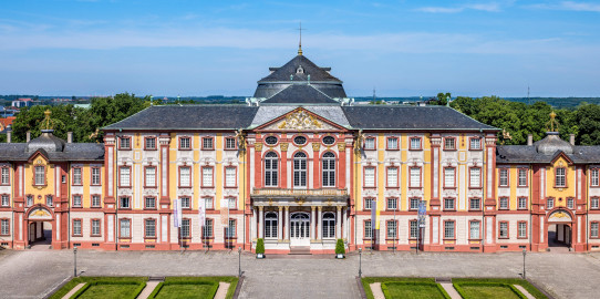 Schloss Bruchsal - Hauptbau / Corps de Logis / Verbindungsbauten - Von Außen - Von Osten - Von Oben - Blick von der Plattform des Kanzleibaus nach unten auf die Ostfassaden des Hauptbaus und der Verbindungsbauten (aufgenommen im Juni 2021, am späten Vormittag) Schloss Bruchsal - Hauptbau / Corps de Logis / Verbindungsbauten - Von Außen - Von Osten - Von Oben - Blick von der Plattform des Kanzleibaus nach unten auf die Ostfassaden des Hauptbaus und der Verbindungsbauten (aufgenommen im Juni 2021, am späten Vormittag)