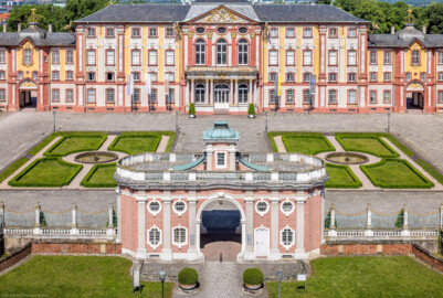 Schloss Bruchsal - Torwachtgebäude / Schlosswachthaus / Hauptbau - Von Außen - Von Osten - Von Oben - Blick von der Plattform des Kanzleibaus nach unten auf die Ostfassaden des Torwachtgebäudes, des Hauptbaus und der Verbindungsbauten sowie auf den Ehrenhof (aufgenommen im Juni 2021, am späten Vormittag) Schloss Bruchsal - Torwachtgebäude / Schlosswachthaus / Hauptbau - Von Außen - Von Osten - Von Oben - Blick von der Plattform des Kanzleibaus nach unten auf die Ostfassaden des Torwachtgebäudes, des Hauptbaus und der Verbindungsbauten sowie auf den Ehrenhof (aufgenommen im Juni 2021, am späten Vormittag)