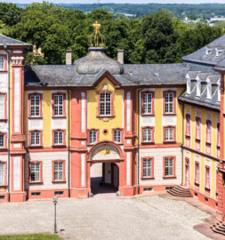 Schloss Bruchsal - Nördlicher Verbindungsbau - Von Außen - Hofseite - Von Südost - Blick von der Plattform des Kanzleibaus auf den nördlichen Verbindungsbau (aufgenommen im Juni 2019, um die Mittagszeit) Schloss Bruchsal - Nördlicher Verbindungsbau - Von Außen - Hofseite - Von Südost - Blick von der Plattform des Kanzleibaus auf den nördlichen Verbindungsbau (aufgenommen im Juni 2019, um die Mittagszeit)