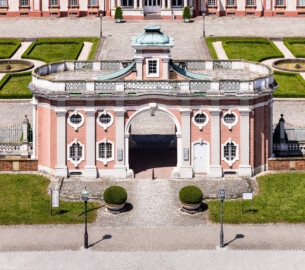 Schloss Bruchsal - Torwachtgebäude / Schlosswachthaus - Von Außen - Von Osten - Von Oben - Blick von der Plattform des Kanzleibaus nach unten auf die Ostfassade des Torwachtgebäudes (aufgenommen im Juni 2021, am frühen Nachmittag)
