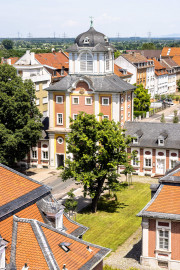 Schloss Bruchsal - Damianstor - Von Außen - Von Südost - Blick von der Plattform des Kanzleibaus nach unten auf das Damianstor (aufgenommen im Juni 2021, am frühen Nachmittag) Schloss Bruchsal - Damianstor - Von Außen - Von Südost - Blick von der Plattform des Kanzleibaus nach unten auf das Damianstor (aufgenommen im Juni 2021, am frühen Nachmittag)