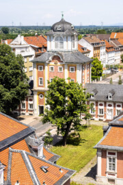 Schloss Bruchsal - Damianstor - Von Außen - Von Südost - Blick von der Plattform des Kanzleibaus nach unten auf das Damianstor (aufgenommen im Juni 2021, am frühen Nachmittag) Schloss Bruchsal - Damianstor - Von Außen - Von Südost - Blick von der Plattform des Kanzleibaus nach unten auf das Damianstor (aufgenommen im Juni 2021, am frühen Nachmittag)