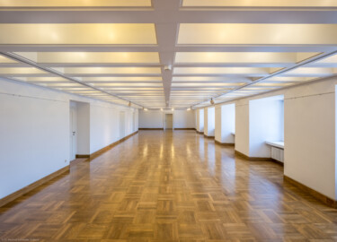 Schloss Bruchsal - Hauptbau / Corps de Logis - Von innen - Zwischengeschoss / 1. Obergeschoss, Südhälfte - Raum "Schönbornsaal" (Größe: 153 m², Reihenbestuhlung: max. 115 Personen) - Blick nach Osten in den Raum, vorne links, hinten links und hinten der Mitte die Tür zum Gang (aufgenommen im Juni 2021, am späten Vormittag) Schloss Bruchsal - Hauptbau / Corps de Logis - Von innen - Zwischengeschoss / 1. Obergeschoss, Südhälfte - Raum "Schönbornsaal" (Größe: 153 m², Reihenbestuhlung: max. 115 Personen) - Blick nach Osten in den Raum, vorne links, hinten links und hinten der Mitte die Tür zum Gang (aufgenommen im Juni 2021, am späten Vormittag)