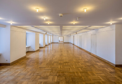 Schloss Bruchsal - Hauptbau / Corps de Logis - Von innen - Zwischengeschoss / 1. Obergeschoss, Südhälfte - Raum "Schönbornsaal" (Größe: 153 m², Reihenbestuhlung: max. 115 Personen) - Blick nach Westen in den Raum, in der Mitte die Tür zum Huttensaal (aufgenommen im Juni 2021, am späten Vormittag) Schloss Bruchsal - Hauptbau / Corps de Logis - Von innen - Zwischengeschoss / 1. Obergeschoss, Südhälfte - Raum "Schönbornsaal" (Größe: 153 m², Reihenbestuhlung: max. 115 Personen) - Blick nach Westen in den Raum, in der Mitte die Tür zum Huttensaal (aufgenommen im Juni 2021, am späten Vormittag)