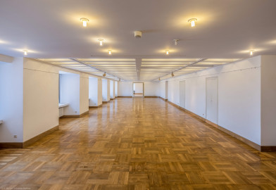 Schloss Bruchsal - Hauptbau / Corps de Logis - Von innen - Zwischengeschoss / 1. Obergeschoss, Südhälfte - Raum "Schönbornsaal" (Größe: 153 m², Reihenbestuhlung: max. 115 Personen) - Blick nach Westen in den Raum, in der Mitte die Tür zum Huttensaal (aufgenommen im Juni 2021, am späten Vormittag) Schloss Bruchsal - Hauptbau / Corps de Logis - Von innen - Zwischengeschoss / 1. Obergeschoss, Südhälfte - Raum "Schönbornsaal" (Größe: 153 m², Reihenbestuhlung: max. 115 Personen) - Blick nach Westen in den Raum, in der Mitte die Tür zum Huttensaal (aufgenommen im Juni 2021, am späten Vormittag)