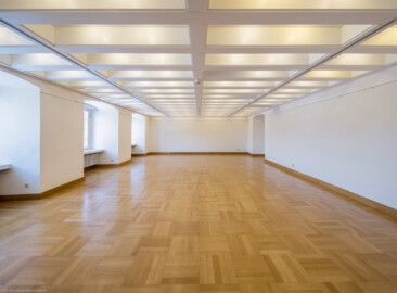 Schloss Bruchsal - Hauptbau / Corps de Logis - Von innen - Zwischengeschoss / 1. Obergeschoss, Südhälfte - Raum "Styrumsaal" (Größe: 72 m², Reihenbestuhlung: max. 60 Personen) - Blick nach Norden in den Raum, hinten rechts die Tür zum Gang (aufgenommen im Juni 2021, am frühen Nachmittag) Schloss Bruchsal - Hauptbau / Corps de Logis - Von innen - Zwischengeschoss / 1. Obergeschoss, Südhälfte - Raum "Styrumsaal" (Größe: 72 m², Reihenbestuhlung: max. 60 Personen) - Blick nach Norden in den Raum, hinten rechts die Tür zum Gang (aufgenommen im Juni 2021, am frühen Nachmittag)