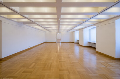 Schloss Bruchsal - Hauptbau / Corps de Logis - Von innen - Zwischengeschoss / 1. Obergeschoss, Südhälfte - Raum "Styrumsaal" (Größe: 72 m², Reihenbestuhlung: max. 60 Personen) - Blick nach Süden in den Raum, links die Tür zum Gang, in der Mitte die Tür zum Huttensaal (aufgenommen im Juni 2021, am Nachmittag) Schloss Bruchsal - Hauptbau / Corps de Logis - Von innen - Zwischengeschoss / 1. Obergeschoss, Südhälfte - Raum "Styrumsaal" (Größe: 72 m², Reihenbestuhlung: max. 60 Personen) - Blick nach Süden in den Raum, links die Tür zum Gang, in der Mitte die Tür zum Huttensaal (aufgenommen im Juni 2021, am Nachmittag)