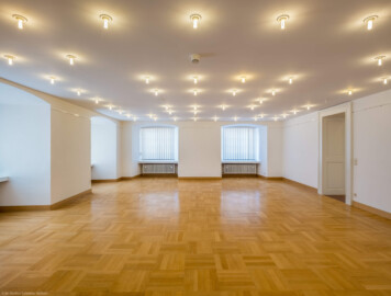 Schloss Bruchsal - Hauptbau / Corps de Logis - Von innen - Zwischengeschoss / 1. Obergeschoss, Südhälfte - Raum "Huttensaal" (Größe: 63 m², Reihenbestuhlung: max. 40 Personen) - Blick nach Westen in den Raum, rechts die Tür zum Styrumsaal (aufgenommen im Juni 2021, am Nachmittag) Schloss Bruchsal - Hauptbau / Corps de Logis - Von innen - Zwischengeschoss / 1. Obergeschoss, Südhälfte - Raum "Huttensaal" (Größe: 63 m², Reihenbestuhlung: max. 40 Personen) - Blick nach Westen in den Raum, rechts die Tür zum Styrumsaal (aufgenommen im Juni 2021, am Nachmittag)