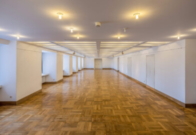 Schloss Bruchsal - Hauptbau / Corps de Logis - Von innen - Zwischengeschoss / 1. Obergeschoss, Südhälfte - Raum "Schönbornsaal" (Größe: 153 m², Reihenbestuhlung: max. 115 Personen) - Blick nach Westen in den Raum, in der Mitte die Tür zum Huttensaal (aufgenommen im Juni 2021, am späten Vormittag) Schloss Bruchsal - Hauptbau / Corps de Logis - Von innen - Zwischengeschoss / 1. Obergeschoss, Südhälfte - Raum "Schönbornsaal" (Größe: 153 m², Reihenbestuhlung: max. 115 Personen) - Blick nach Westen in den Raum, in der Mitte die Tür zum Huttensaal (aufgenommen im Juni 2021, am späten Vormittag)